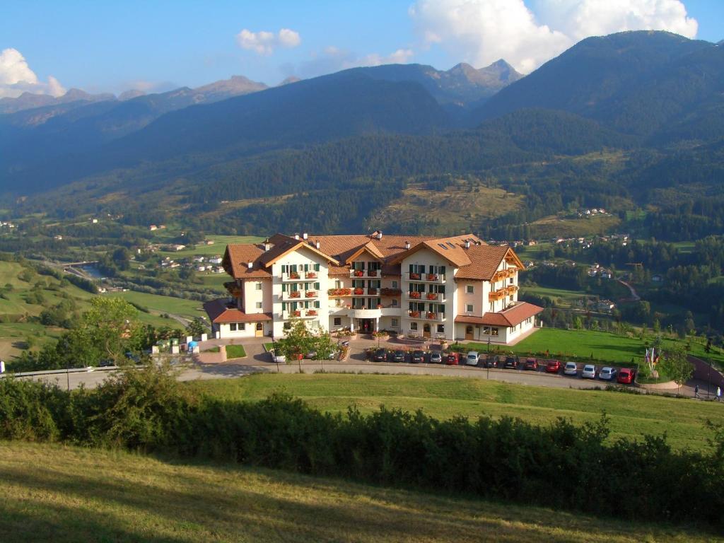 Kalnu viesnīca ar terasi, kas piedāvā gleznainu skatu uz apkārtējo ainavu un kalniem. Ideāla vieta atpūtai un dabas baudīšanai.