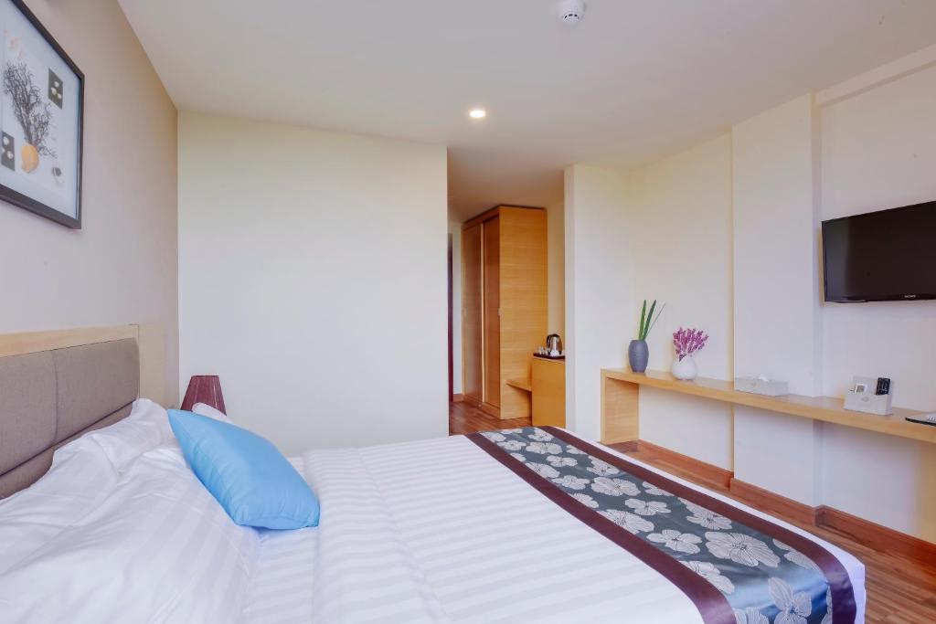 Mūsdienīgs viesnīcas numurs ar ērtu gultu, televizoru un minimālistisku interjeru, kas nodrošina komfortu un relaksāciju. Iekārtojums ietver dabas elementus un siltas krāsas, radot mājīgu atmosfēru.