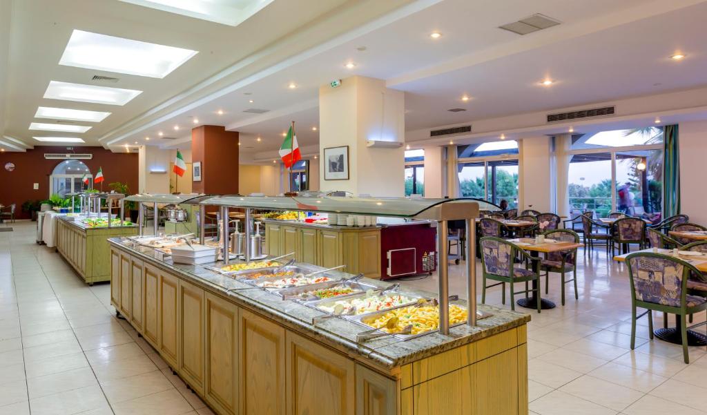 Plašs zviedru galds ar daudzveidīgiem ēdieniem Olympos Beach Hotel restorānā