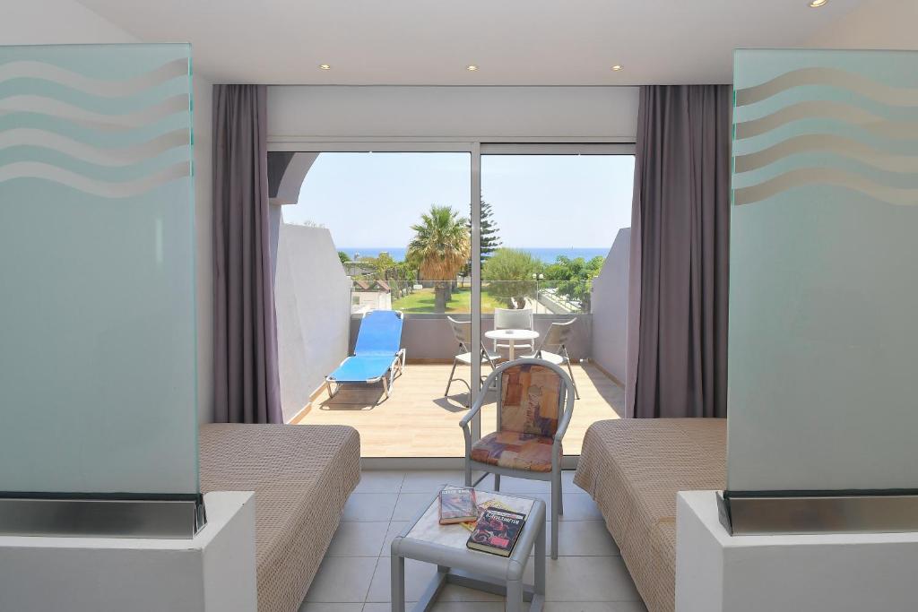 Olympos Beach Hotel numurs ar saulainu balkonu un skatu uz jūru