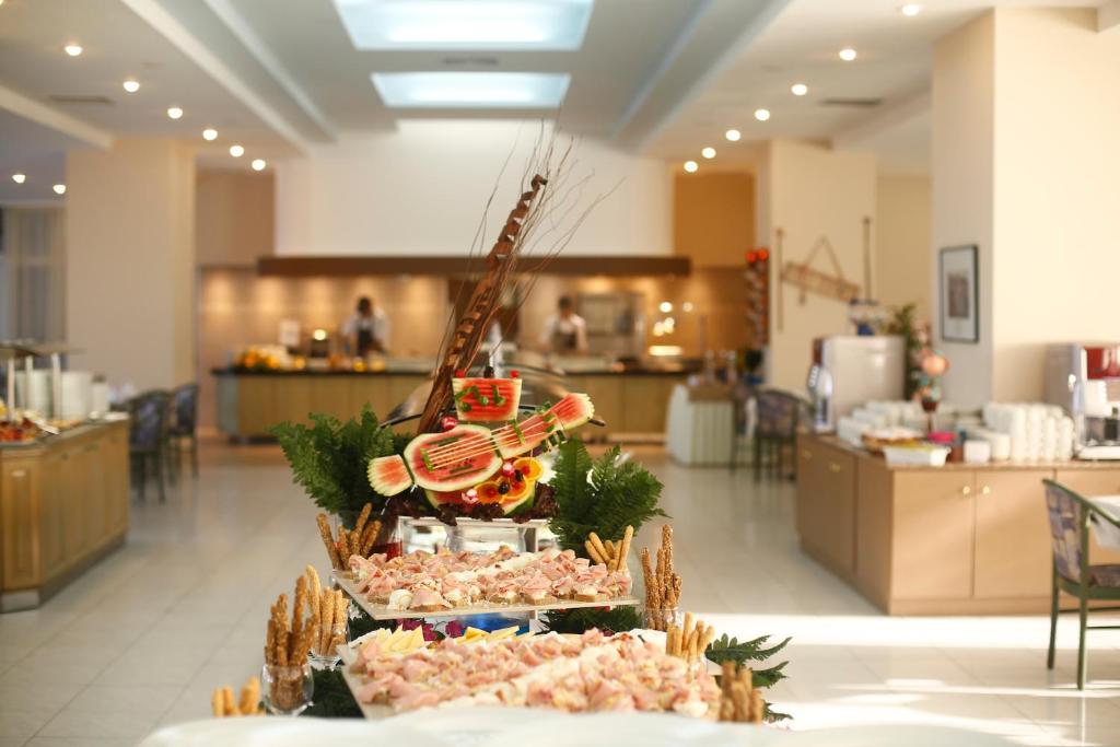 Olympos Beach Hotel restorāna bufete ar dekoratīviem augļiem un gardām uzkodām.