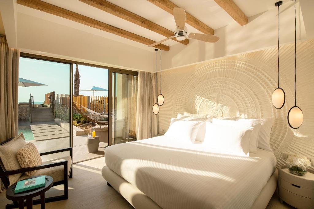 Mūsdienīgs viesnīcas numurs ar plašiem logiem, kas nodrošina skatu uz terasi un baseinu. Interjers ir gaišs un elegants ar koka sijām un mūsdienīgu apgaismojumu.