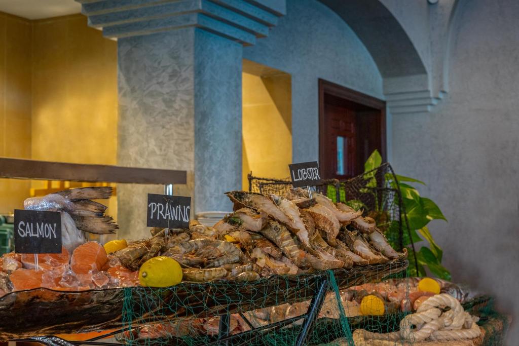 Jūras velšu bufete The Cove Rotana Resort.