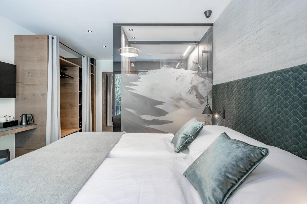 Mūsdienīgs guļamistabas interjers ar skaidriem kalnu motīviem, mīkstiem spilveniem un elegantu apgaismojumu. Izcils dizains un komforts rada relaksējošu atmosfēru.