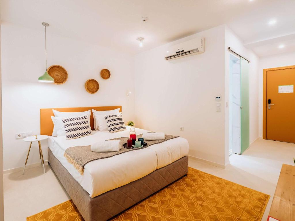 Mūsdienīgs guļamistabas interjers ar ērtu gultu, dekoratīvām spilveniem un siltu paklāju, kas piešķir mājīgumu. Telpā ir gaismas elementi un stilīgi sienas dekori.