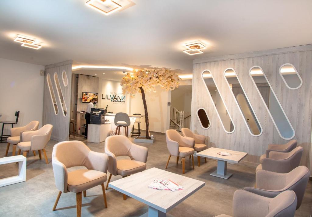 Mūsdienīgs skaistumkopšanas salons ar elegantu interjeru, kurā ir ērti krēsli un stilīgas apgaismojuma detaļas. Salons piedāvā relaksējošu atmosfēru un ir ideāla vieta skaistumkopšanas procedūrām.