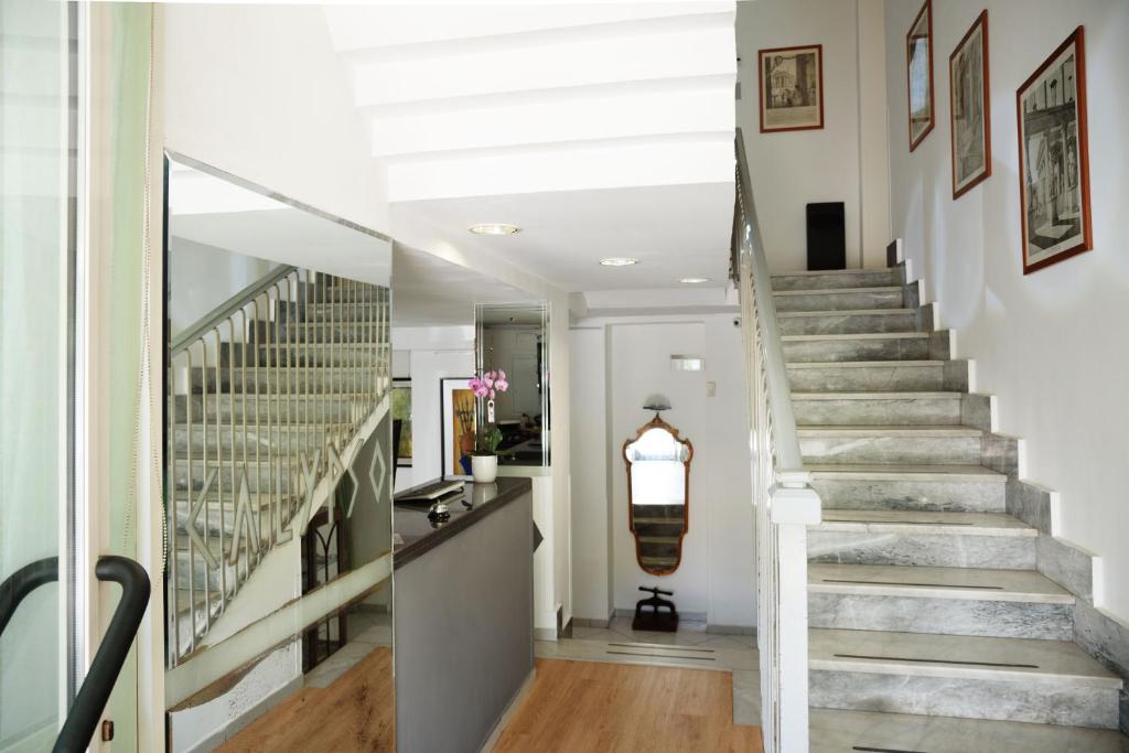 Mūsdienīgs interjers ar marmora kāpnēm un gleznām pie sienām, kas radīs siltu un viesmīlīgu atmosfēru.