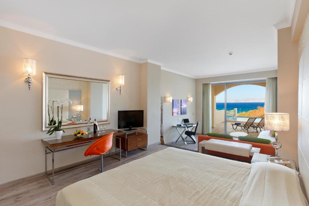 Mūsdienīgs viesnīcas numurs ar skatu uz jūru, iekārtots ar moderniem mēbeļu elementiem, televizoru un rakstāmgaldu. Numurā ir gaismas avoti un atpūtas zona ar dīvānu.