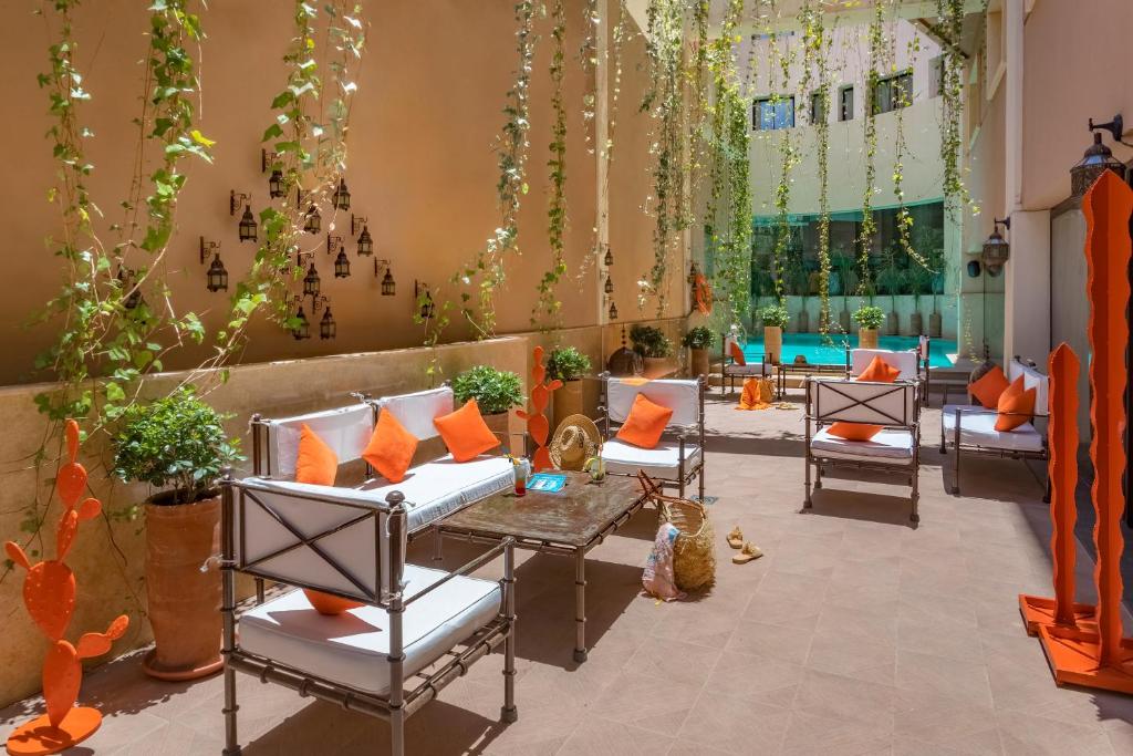 Āra atpūtas zona ar ērtām mēbelēm, spilveniem un dekoratīviem augiem, kas rada relaksējošu atmosfēru. Dārzā ir peldbaseins un romantiskas laternas.