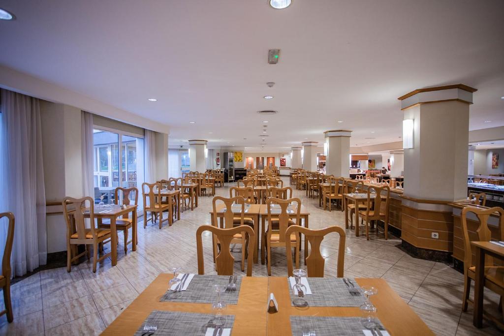 Liels un gaišs restorāns ar koka galdiem un krēsliem, kas gaida viesus. Interjers ir moderns un elegants, ar daudzām vietām ēdināšanai.