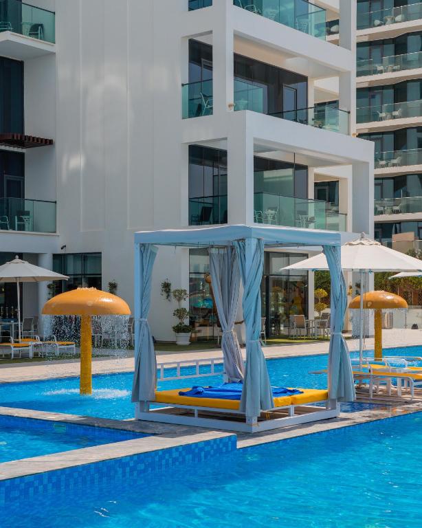 Baseins ar saulessargiem un atpūtas zonu, moderns arhitektūras dizains un dzidrs ūdens. Ideāla vieta relaksācijai un atpūtai.