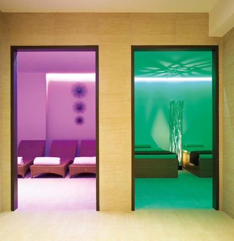 Divas relaksācijas zonas ar atšķirīgu apgaismojumu, vienā telpā ir violetas nokrāsas, bet otrā – zaļas. Abās telpās ir ērti atpūtas krēsli un relaksējoša atmosfēra.