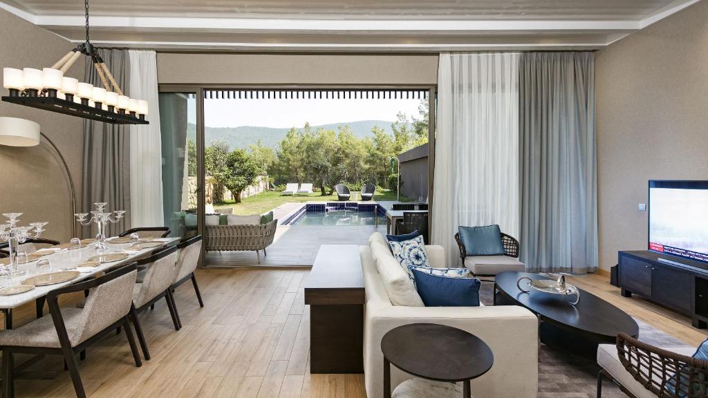 Mūsdienīgs numurs ar skatu uz baseinu pie Titanic Luxury Collection Bodrum