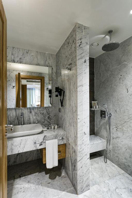 Marmora vannas istaba Titanic Luxury Collection Bodrum ar mūsdienīgām iekārtām.