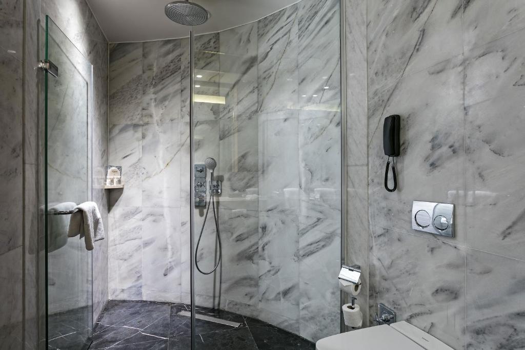 Marmora duša ar stikla kabīni Titanic Luxury Collection Bodrum