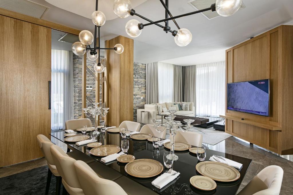 Mūsdienīga ēdamzāle ar elegantu interjeru Titanic Luxury Collection Bodrum
