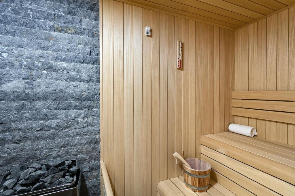 Sauna ar koka interjeru un akmens sienu Titanic Luxury Collection Bodrum