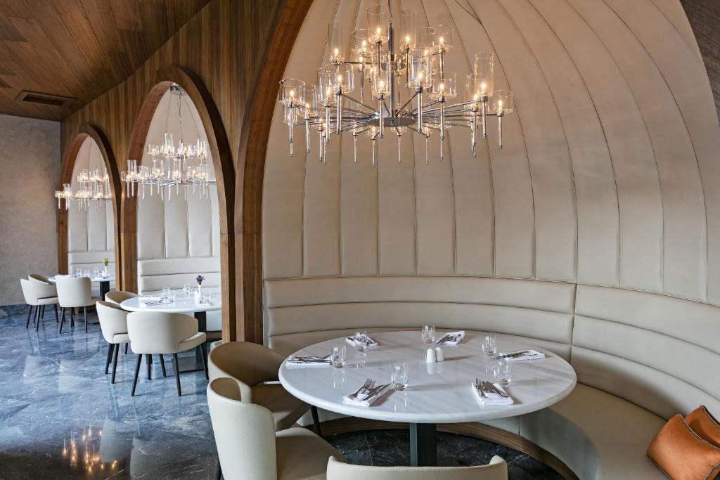 Mūsdienīgs restorāns Titanic Luxury Collection Bodrum ar elegantu interjeru.