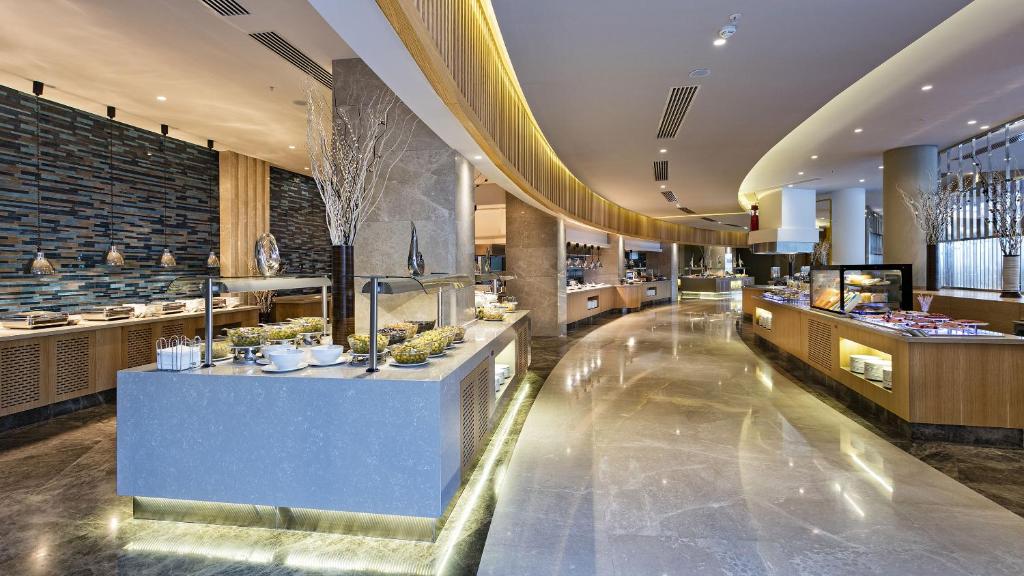 Moderns bufetes restorāns Titanic Luxury Collection Bodrum ar elegantu interjeru.
