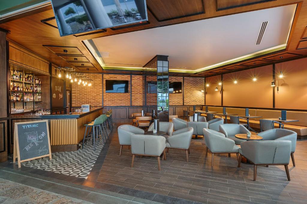 Titanic Luxury Collection Bodrum bārs ar modernu interjeru un patīkamām sēdvietām.