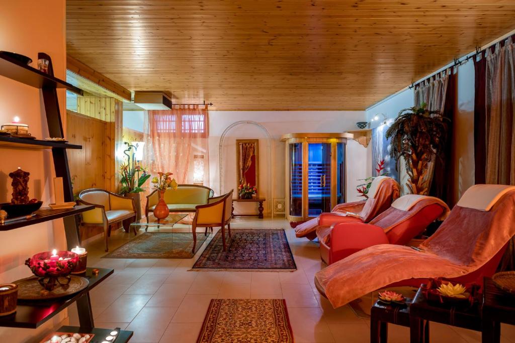 Mūsdienīgs relaksācijas telpa ar ērtām atpūtas krēslām, siltām gaismām un dekoratīvām augu kompozīcijām. Ideāla vide atpūtai un relaksācijai.