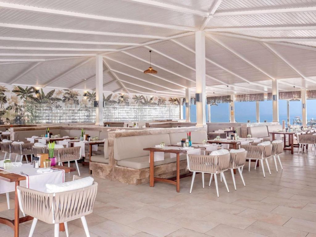 Restorāns pie Rixos Sungate ar modernām mēbelēm un plašu telpu.
