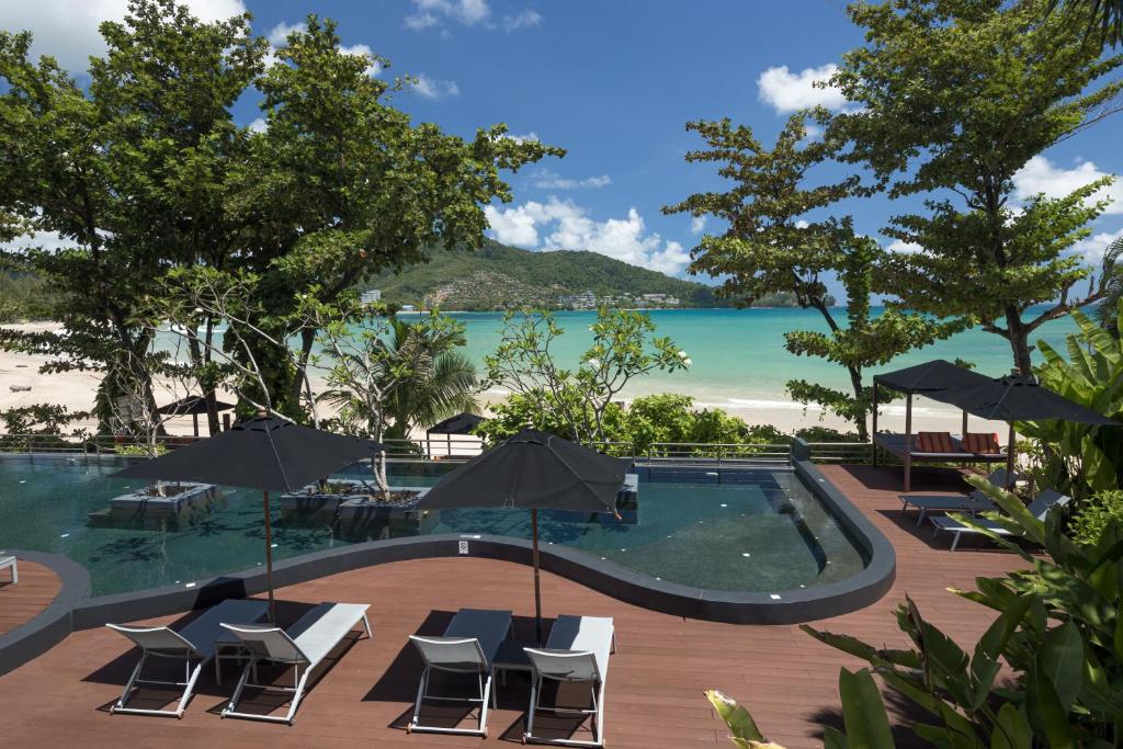Novotel Phuket Kamala Beach skats uz baseinu un pludmali
