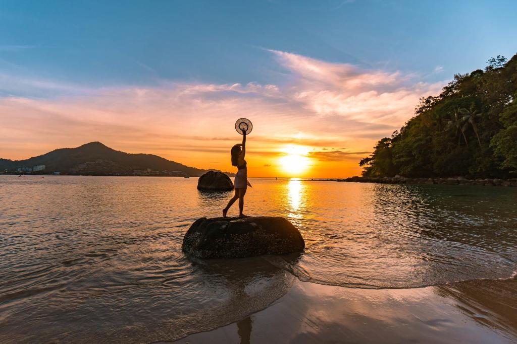 Saulriets pie Novotel Phuket Kamala Beach piekrastē