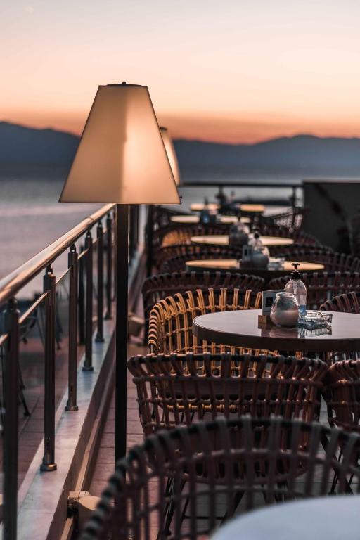 Romantiska terase ar skatu uz saulrietu, kur ir galdi un krēsli, apgaismota ar lampu. Ideāli piemērota vakariņu baudīšanai pie jūras.