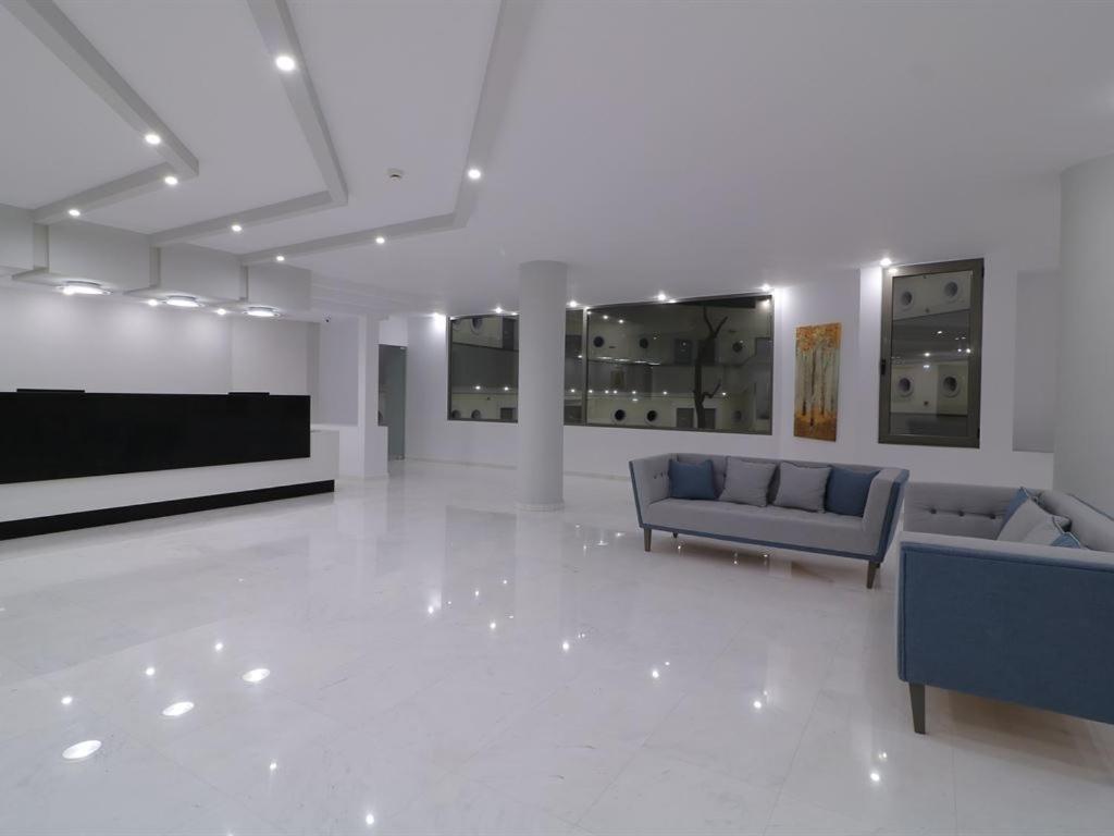 Moderns Harmony Rethymno Beach vestibils un reģistratūra ar ērtu atpūtas zonu.