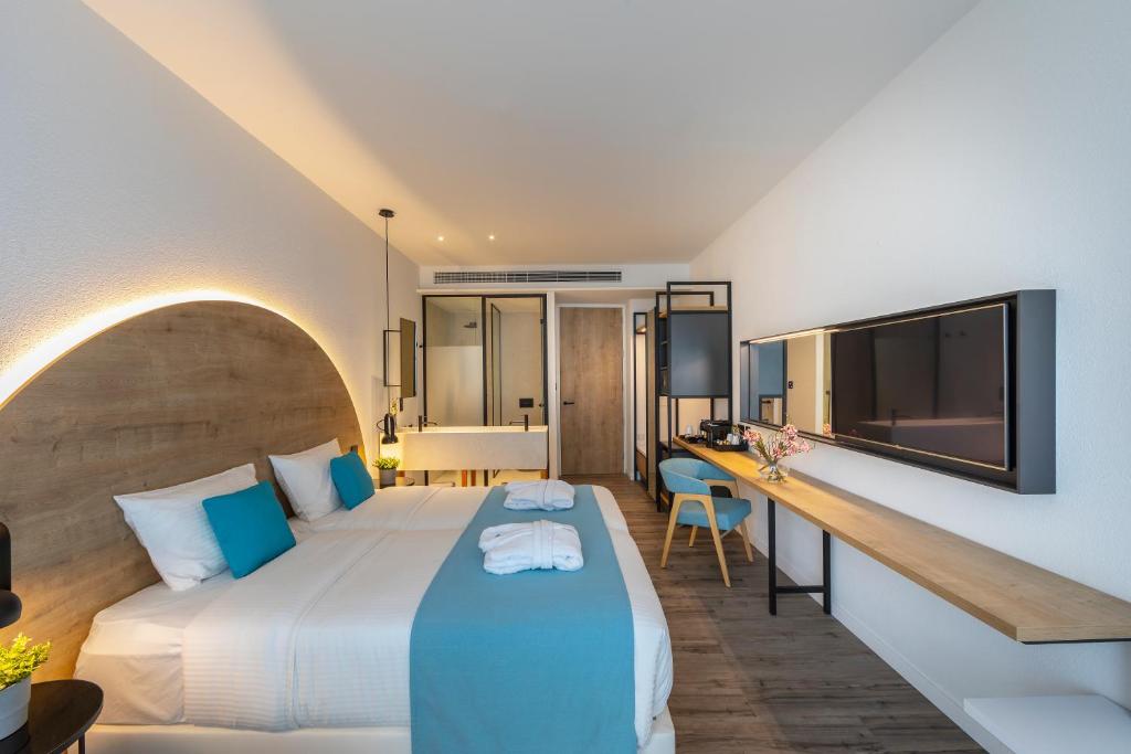 Mūsdienīgs viesnīcas numurs ar divām gultām, dekorēts ar zilu un baltu krāsu, un ar koka akcentiem. Numurā ir liels televizors un darba galds, radot ērtu atmosfēru.