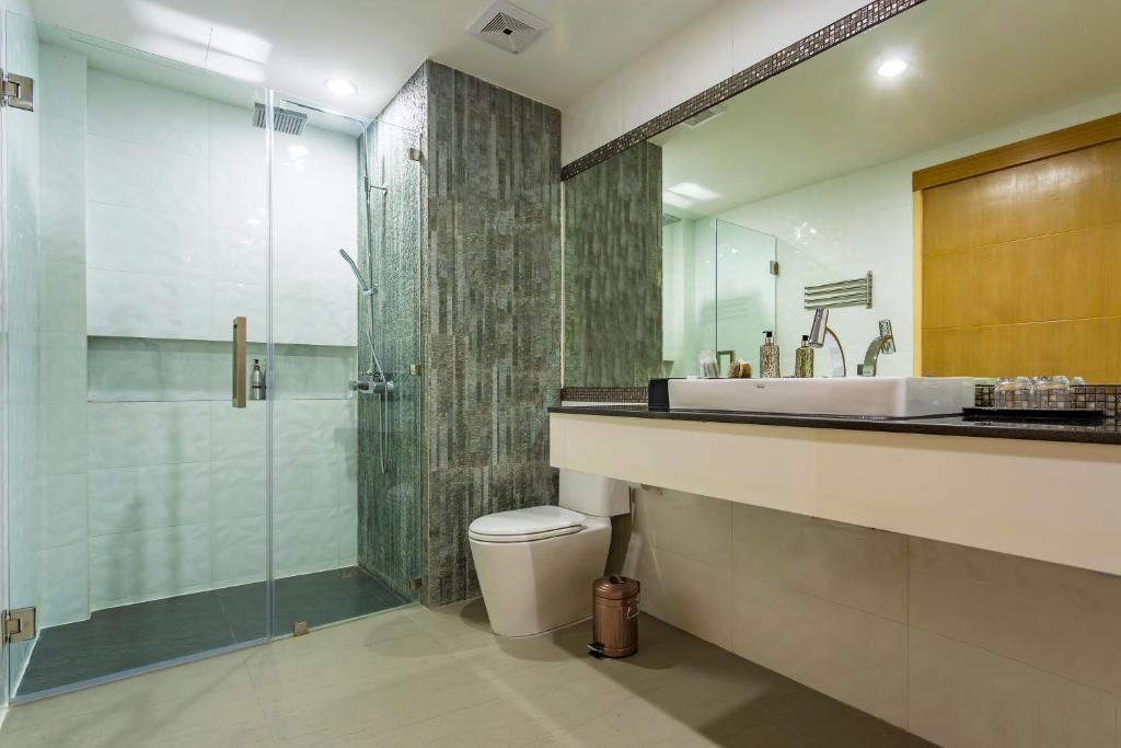 Mūsdienīga vannas istaba ar stikla dušu, elegantu izlietni un minimālistisku dizainu. Interjers ir gaišs un funkcionāls, ar akcentiem no dabīgā akmens.