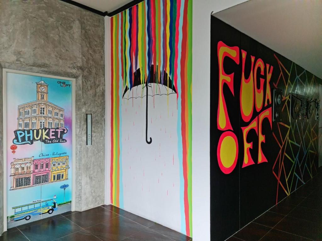 Krāsaina siena māksla ar lietussargu un izteiksmīgu uzrakstu 