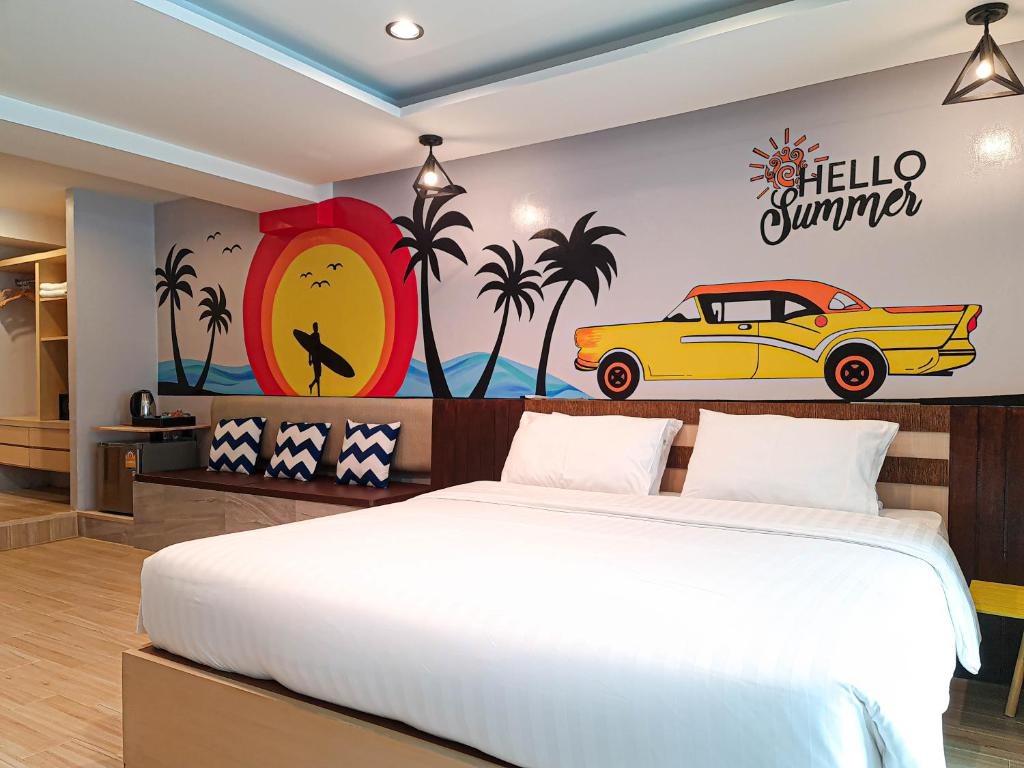 Mūsdienīgs viesnīcas numurs ar spilgtu mural, kas attēlo vasaras tematiku, palmām un vintage automašīnu. Numurā ir plaša gulta un mājīgas dekoratīvās spilveni.