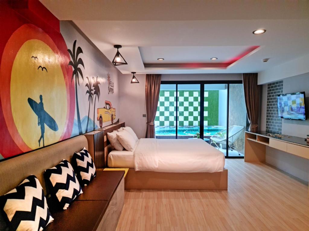 Mūsdienīga viesnīcas numura iekārtojums ar krāsainu sienu gleznojumu, kas attēlo sērferi un palmas, kā arī piekļuvi privātajai terasei ar baseinu. Numurā ir ērtas mēbeles un televizors.