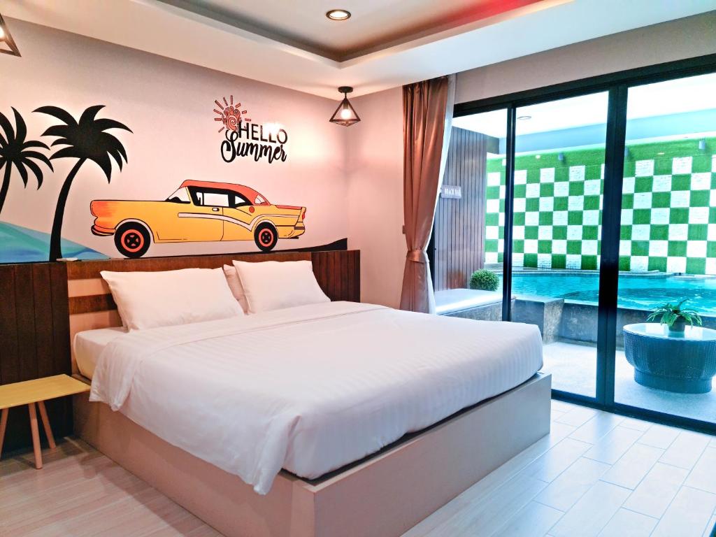 Mūsdienīgs guļamistabas interjers ar spilgtu vasaras tēmu, kurā ir gulta, kas vērsta pret liela loga skatu uz baseinu un zāli. Sienā ir zīmējums ar dzeltenu automašīnu un palmiņām.