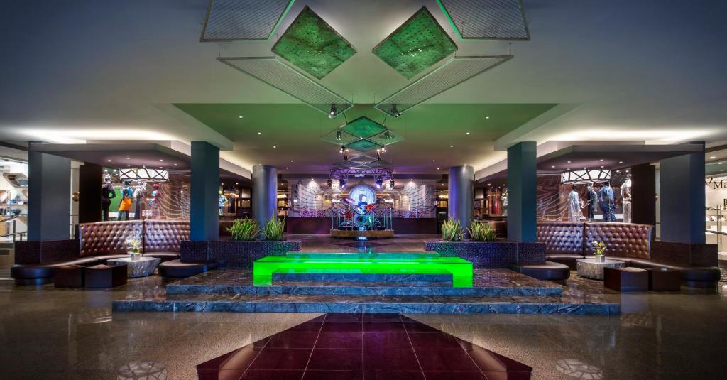 Moderns viesnīcas vestibilis ar zaļu ūdeni Hard Rock Hotel Cancun