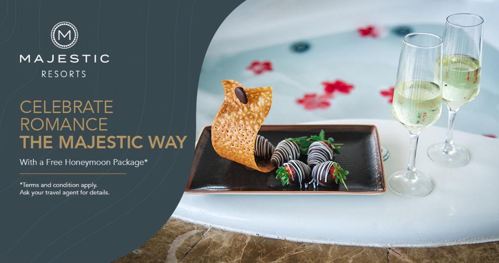 Svini romantiku ar Majestic Resorts, piedāvājot bezmaksas medusmēneša paketi. Attēlā redzams šampanietis un šokolādē pārklāti zemenes, kas izkārtoti uz elegantas šķīvja.