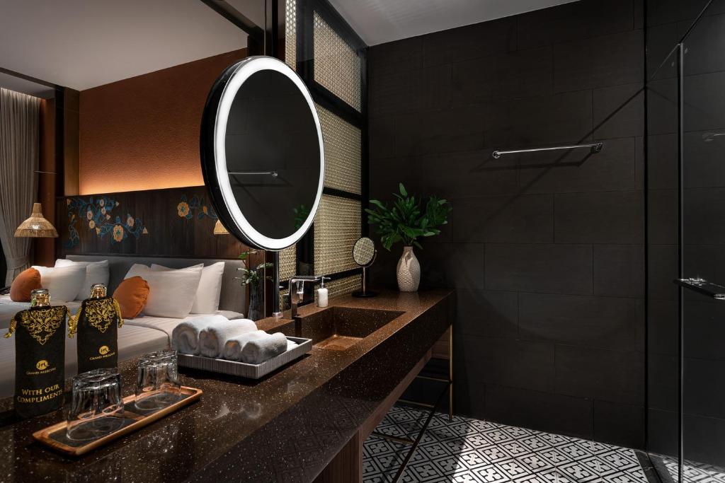 Elegants numurs ar moderno vannas istabu viesnīcā Grand Mercure Khao Lak Bangsak.