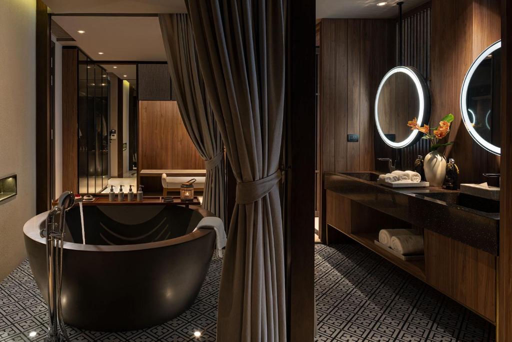 Mūsdienīgs vannas istabas dizains Grand Mercure Khao Lak Bangsak ar melnu vannu