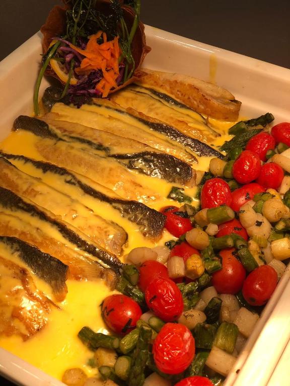 Svaigas ceptas zivis ar krēmīgu mērci, pasniegtas ar ceptiem tomātiem un dārzeņiem. Ideāls ēdiens veselīgām maltītēm.