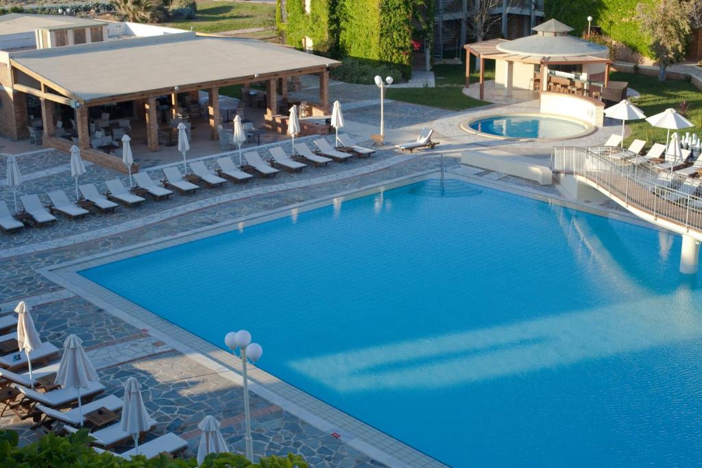 Lieliska atpūtas zona ar baseinu, sauļošanās krēsliem un ērtu apkalpošanu tuvumā. Ideāli piemērota relaksācijai un atpūtai.