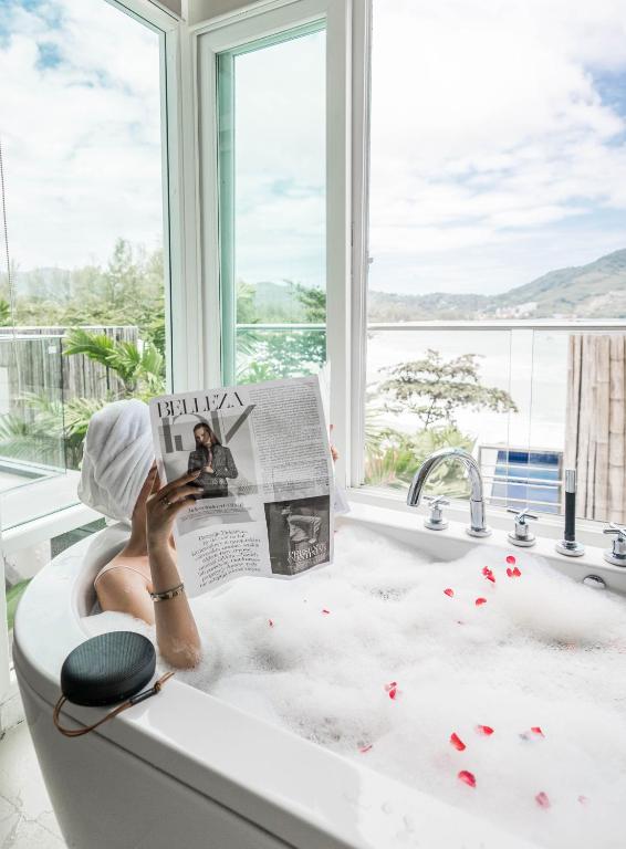 Relaksācija vannā ar skatu uz jūru Novotel Phuket Kamala Beach