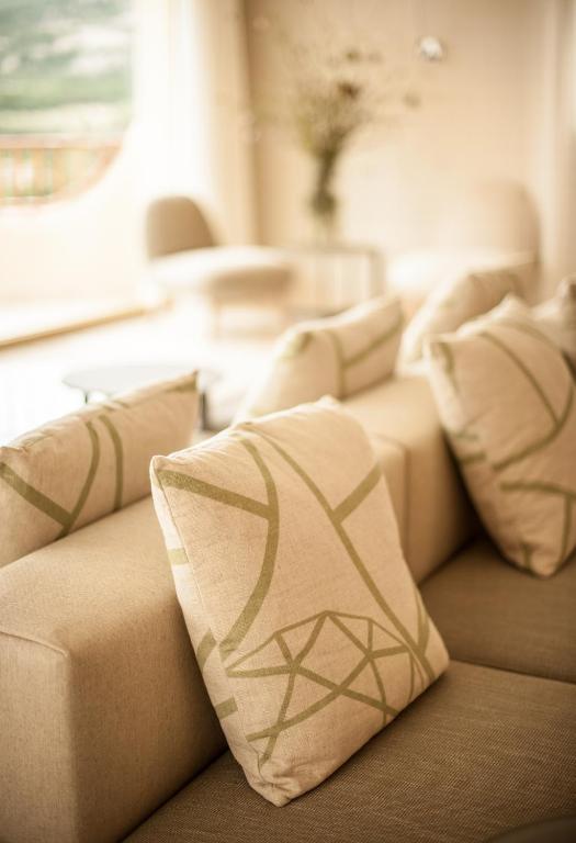 Moderna viesistaba ar spilveniem viesnīcā Cala Cuncheddi.