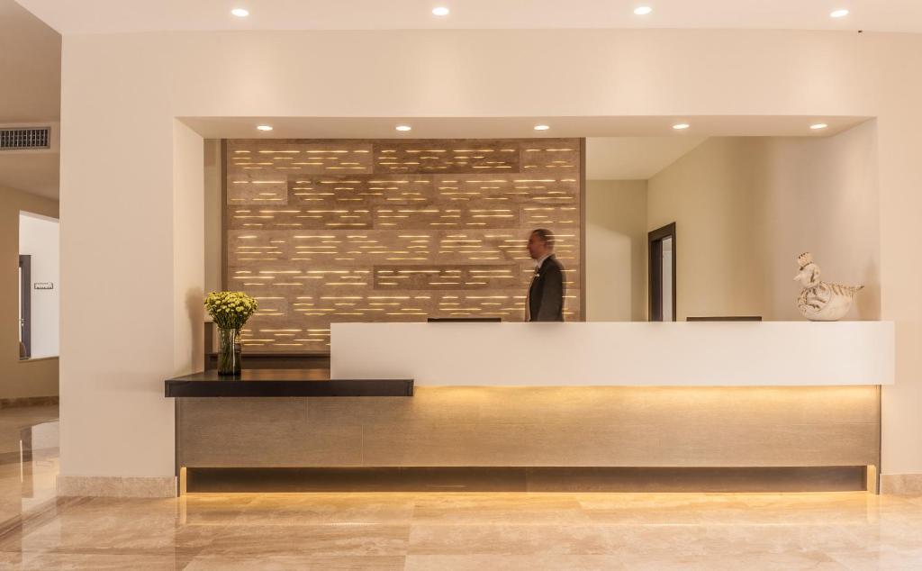 Cala Cuncheddi viesnīcas reģistratūra ar modernu apgaismojumu.