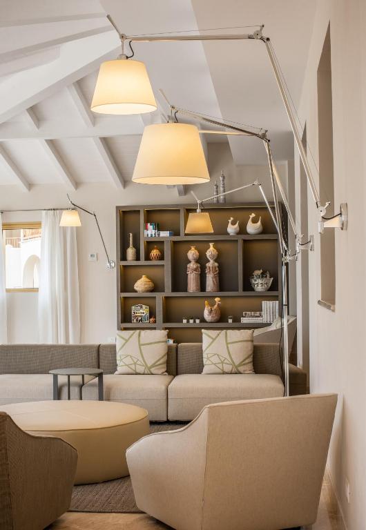 Cala Cuncheddi viesnīcas elegants viesistabas interjers