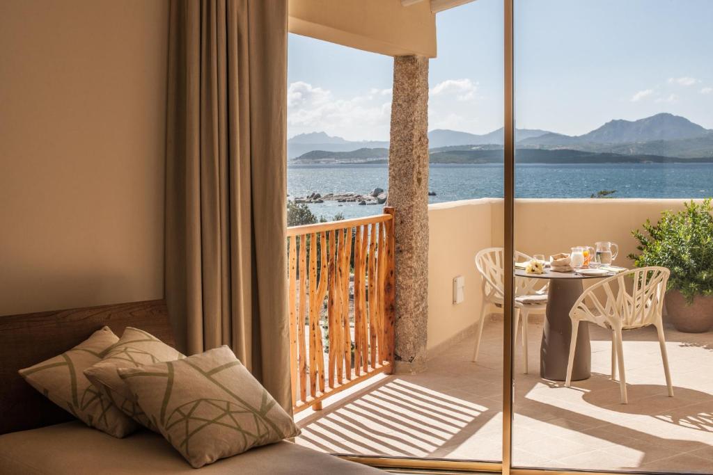 Numurs ar skatu uz jūru viesnīcā Cala Cuncheddi