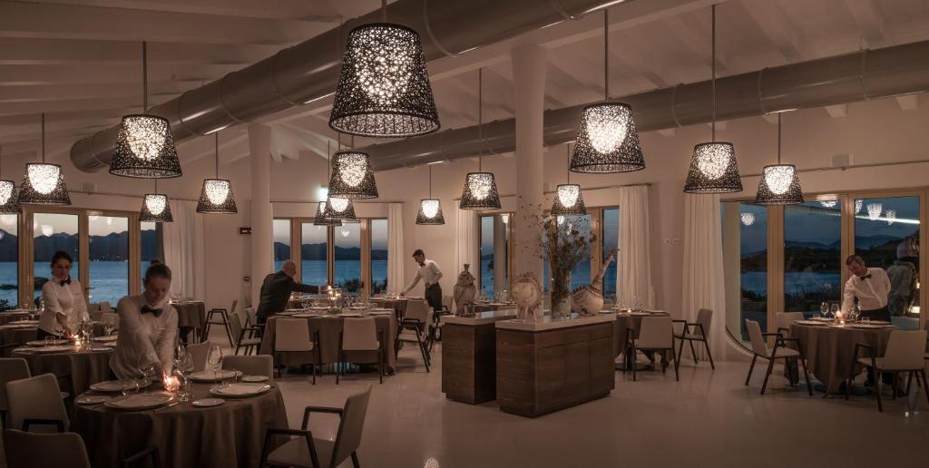 Cala Cuncheddi restorāns ar skatu uz jūru