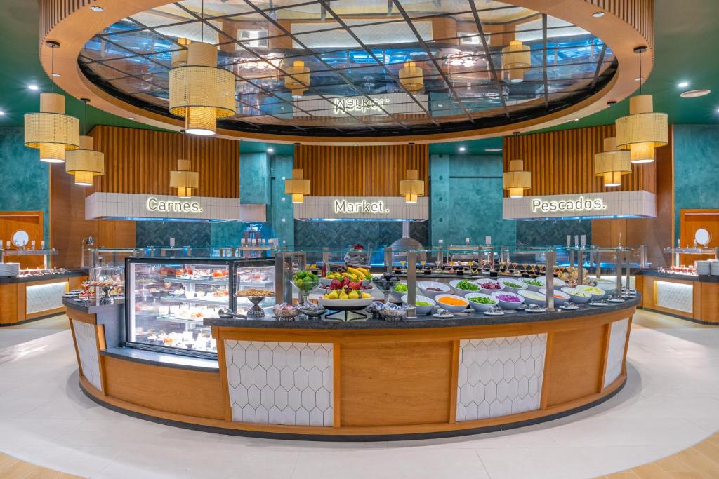 Mūsdienīgs bufetes stils ar plašu gaļas, jūras velšu un salātu izvēli, izceļot ērtu un estētisku interjeru.