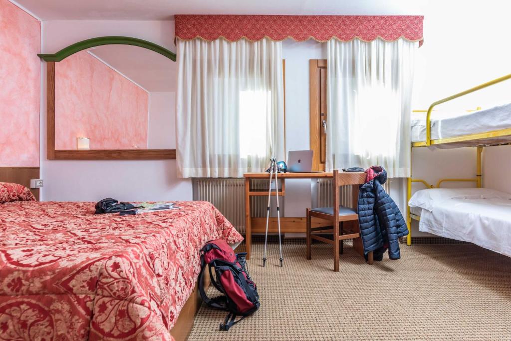 Numurs ar divguļamo gultu, darba galdu un bunkuru, ar gaišām aizkariem un siltu rožainu apdari. Ideāls vieta atpūtai un darbam.